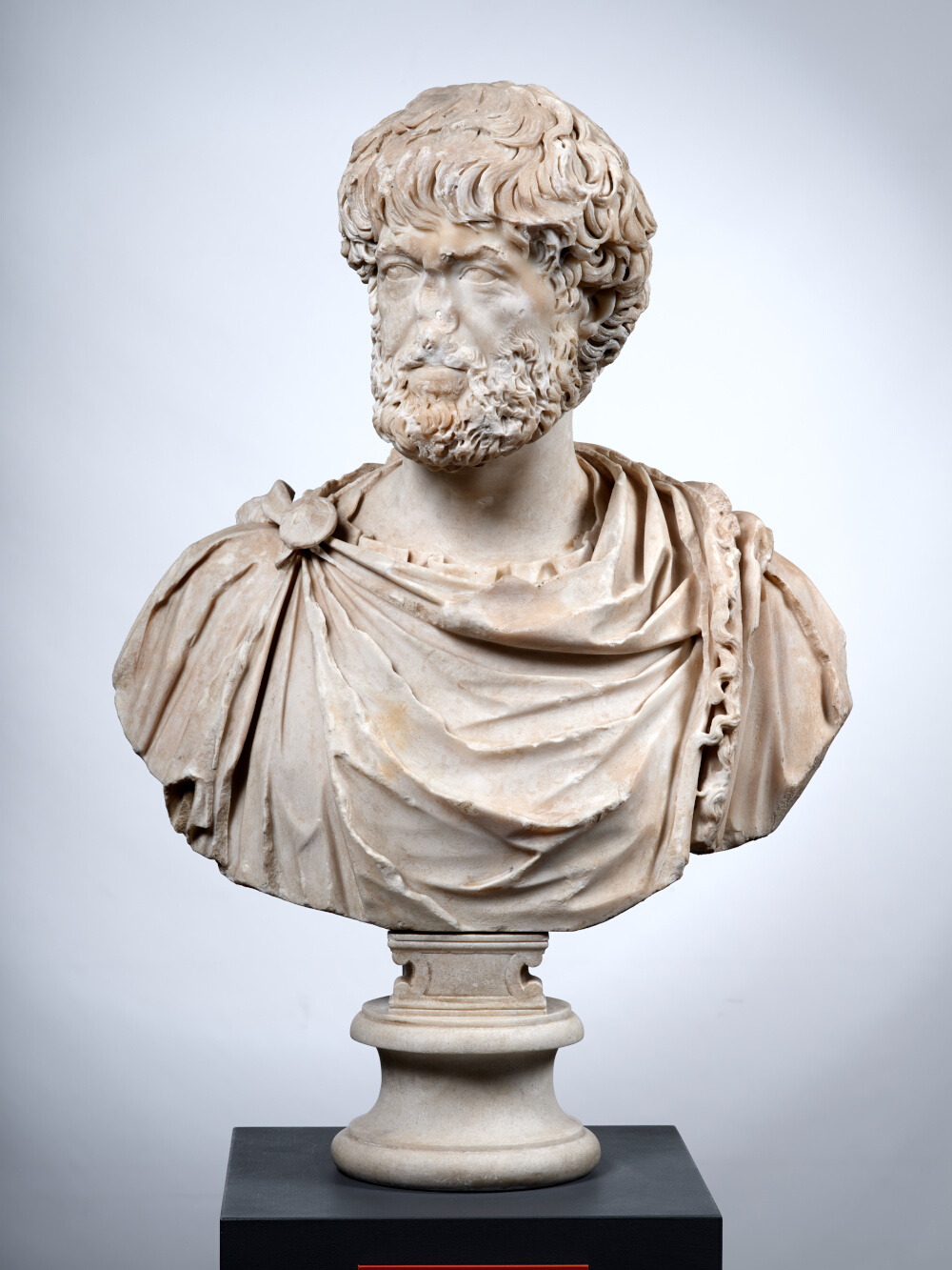 Buste à paludamentum frangé d’un haut fonctionnaire de l’Empire