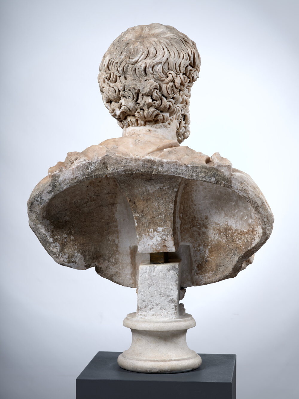 Buste à paludamentum frangé d’un haut fonctionnaire de l’Empire