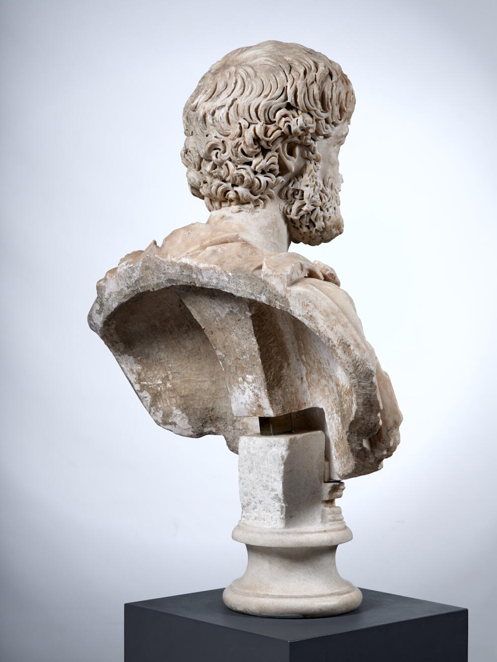 Buste à paludamentum frangé d’un haut fonctionnaire de l’Empire