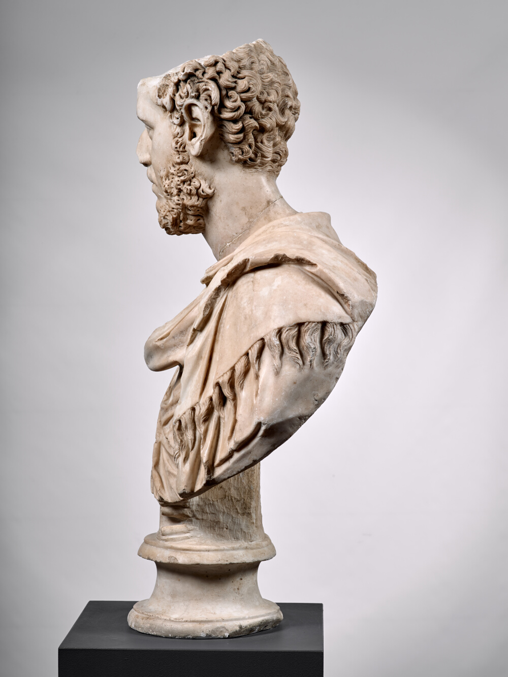 Buste à paludamentum frangé d’un haut fonctionnaire de l’Empire