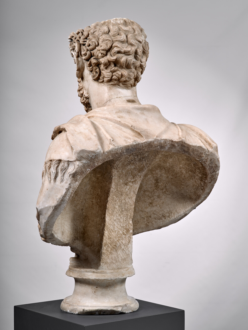 Buste à paludamentum frangé d’un haut fonctionnaire de l’Empire