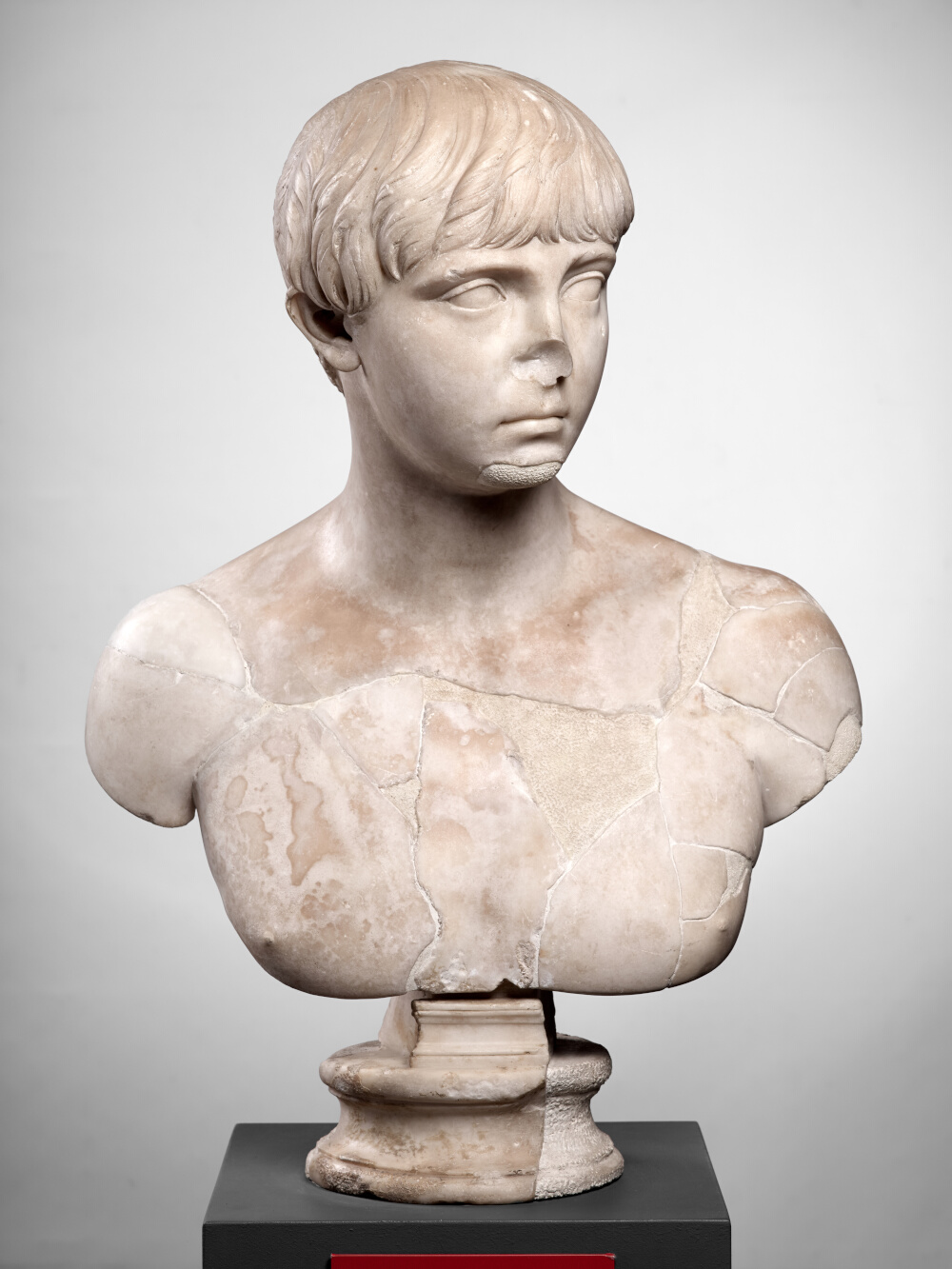 Buste de jeune homme
