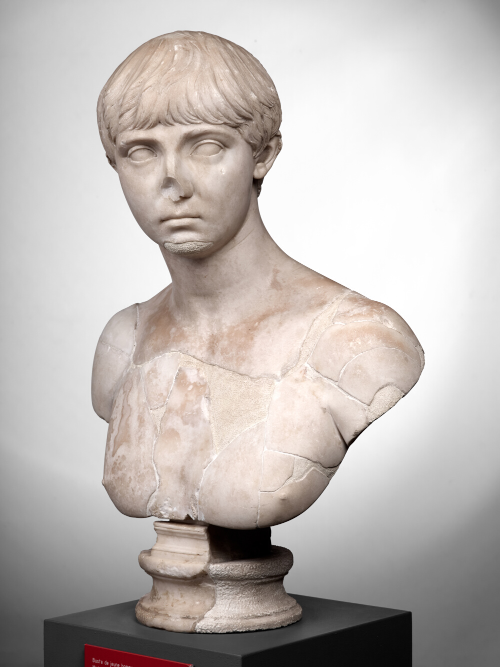 Buste de jeune homme