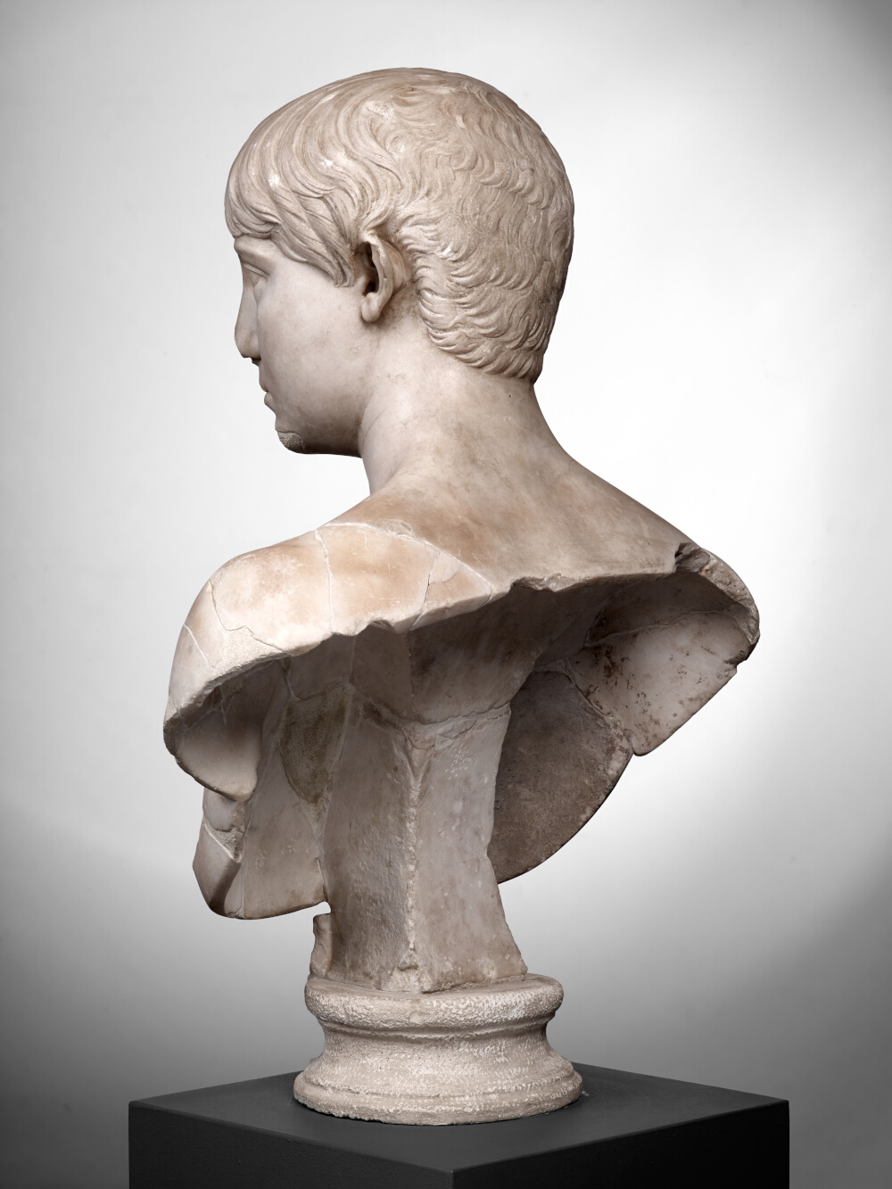 Buste de jeune homme