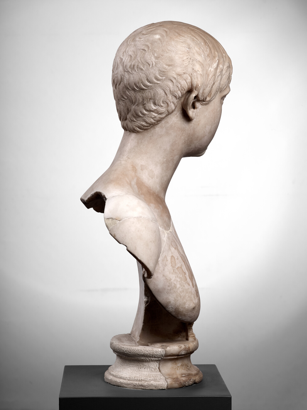 Buste de jeune homme