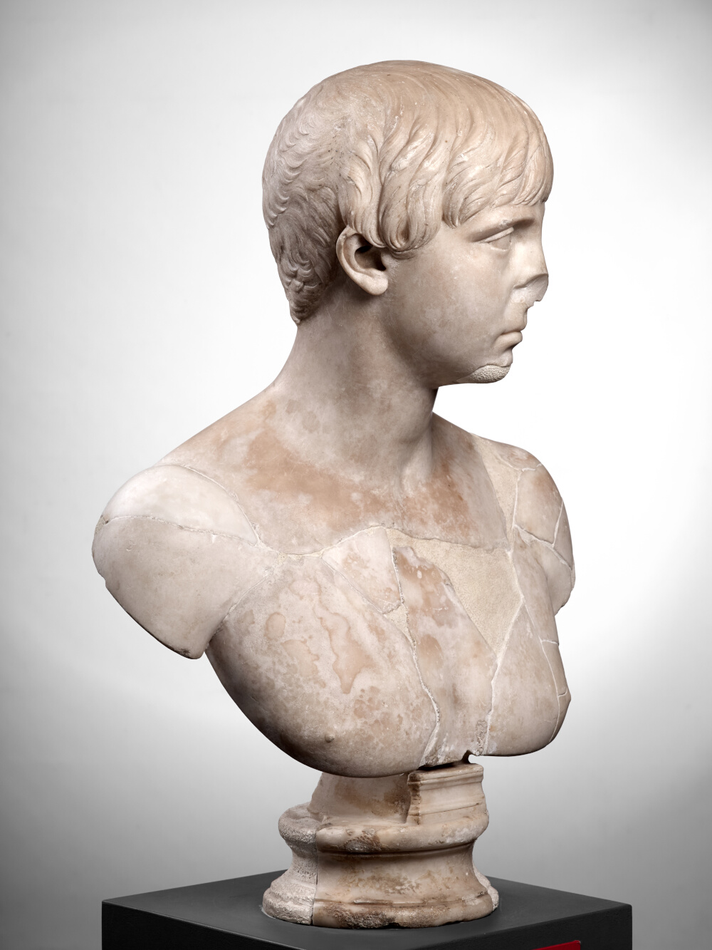 Buste de jeune homme